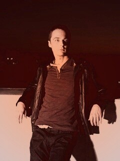 Джим Парсонс на балконе обои