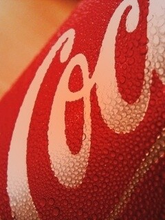 Запотевшая банка Кока-Колы обои