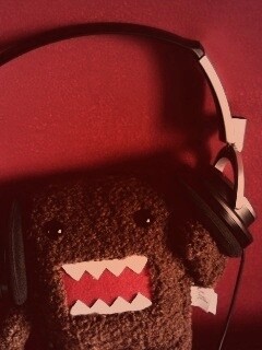 Демокун в наушниках обои