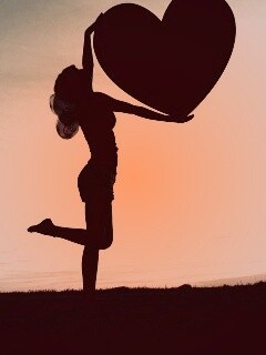 С сердцем в руках обои