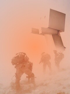 Картонный человек среди солдат обои