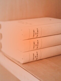 Книги на полке обои