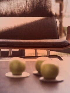 Яблоки на столе обои