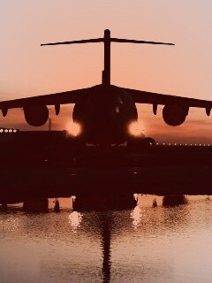 Самолет на взлетной полосе обои