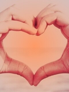 Руки сложенные сердечком обои