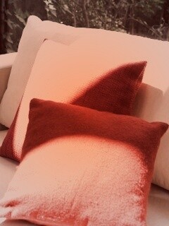 Красные подушки обои