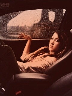 Девушка в автомобиле обои