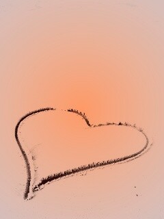 Аккуратное сердце на песке обои