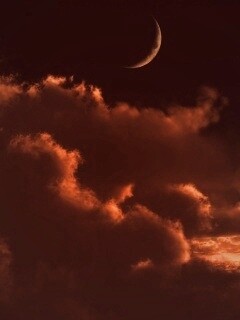 Закат и месяц над облаками обои