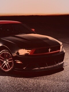 Черный Форд Мустанг с красными полосами обои