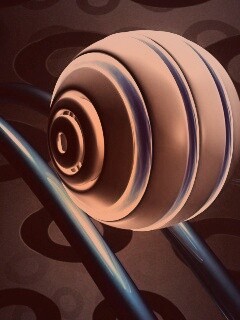 Шарик на рельсах американских горок обои