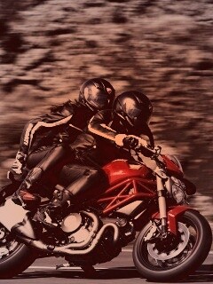 Байкер с девушкой на мотоцикле обои