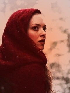 Amanda Seyfried in Red Riding Hood обои