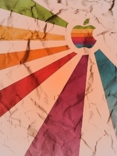 Радужный логотип Apple на мятой бумаге обои