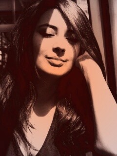 Девушка с закрытыми глазами в электричке обои