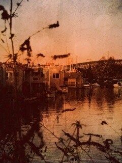 Городок на реке обои