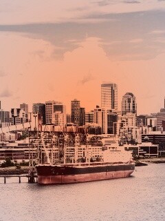 Баржа в ожидании отплытия обои