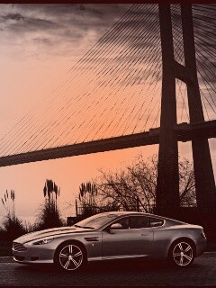 Aston Martin на фоне моста обои