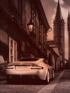 Aston Martin в старинном городе обои
