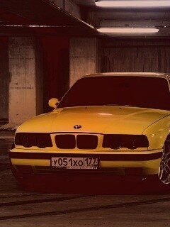 BMW M5 на стоянке обои