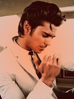 Мужчина прикуривает в машине обои