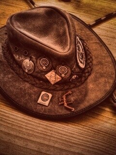 Шляпа и стрелы обои