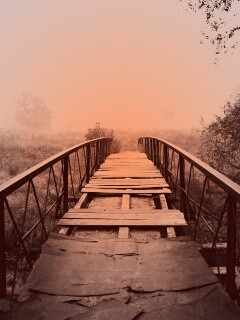 Старый мост на черно-белом фото обои