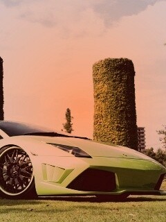Зелёный Ламборджини на траве обои