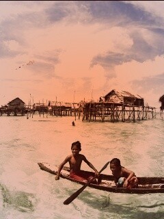 Дети в лодке у поселения туземцев обои