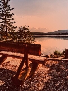 Деревянная скамья на берегу озера обои