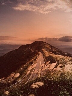 Дорога вдоль вершины холма обои