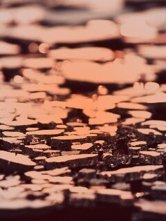 Битое стекло в лучах солнца обои