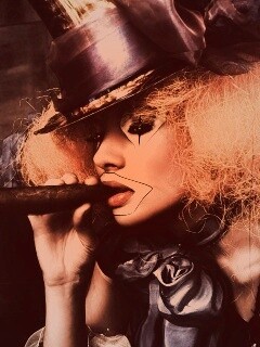 Девушка клоун курит сигару обои