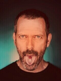 Доктор Хаус с таблеткой на языке обои