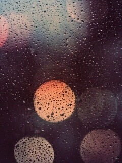 Блики за мокрым стеклом обои