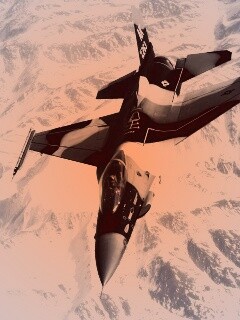 Истребитель над снежными пиками гор обои