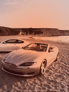 Два спорткара на берегу моря обои