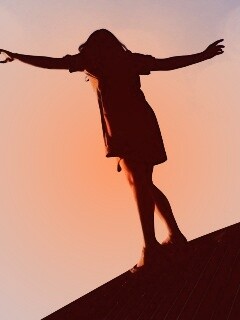 Девушка на крутой крыше обои