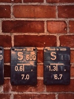 Стена с обозначениями обои