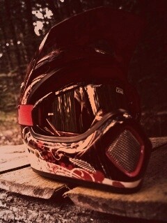 Шлем на лесной велотрассе обои