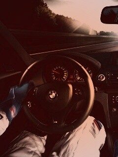 За рулём BMW обои