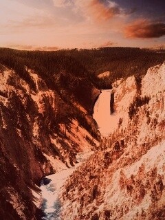 Водопад в скалистой местности обои