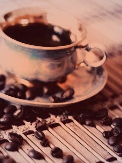 Чашка кофе и немного зерен обои