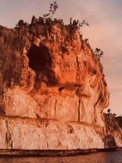 Пещера в скале над морем обои