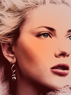 Скарлет Йохансон со змеиными серьгами обои