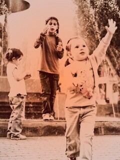 Дети у фонтана обои