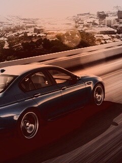 BMW F10 M5 на скоростной автостраде обои