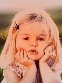 Малышка грустит обои