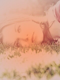 Девушка на траве обои