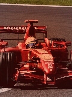 Болид Формула 1 на повороте обои